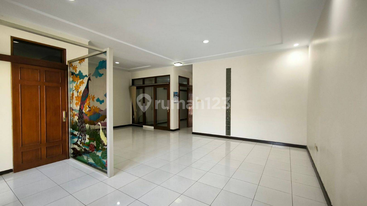Spacious Two-Story House with Garden in Hegarmanah