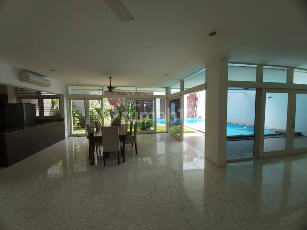 Spacious 4-Bedroom Villa with Pool and Garden
