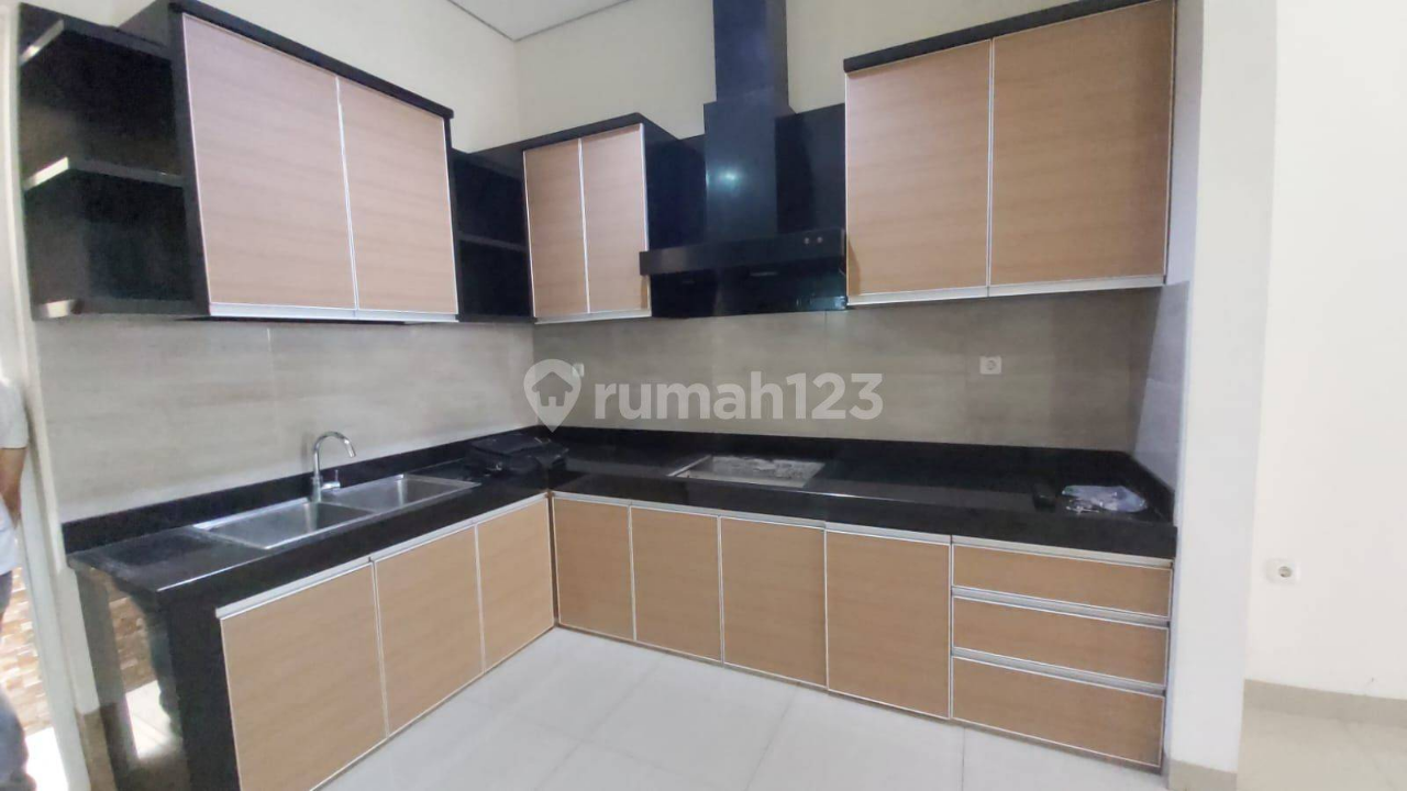 Large 3-Story House with 6 Bedrooms in Muara Karang