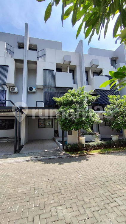 Modern Furnished Townhouse with Studio Space
