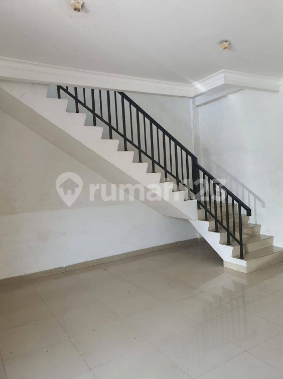 Modern 90m² Three-Story Townhouse with Balcony