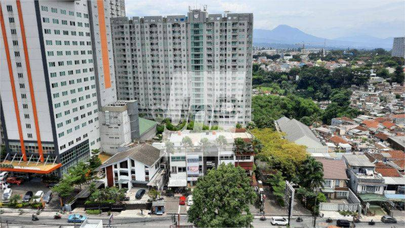 Furnished 2-Bed Apartment with Mountain View