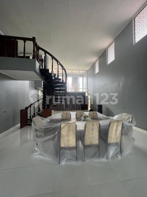 Spacious Two-Story House with Garden in Setrasari