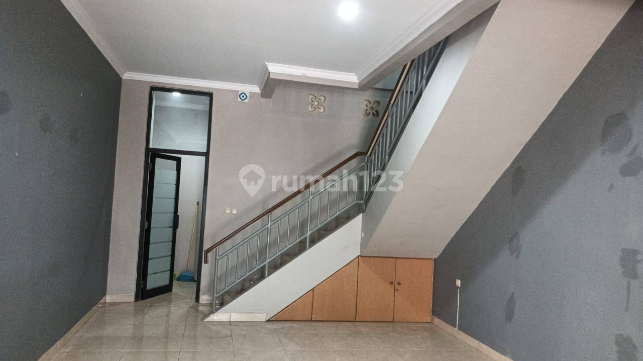 Commercial Shophouse with Large Parking Space