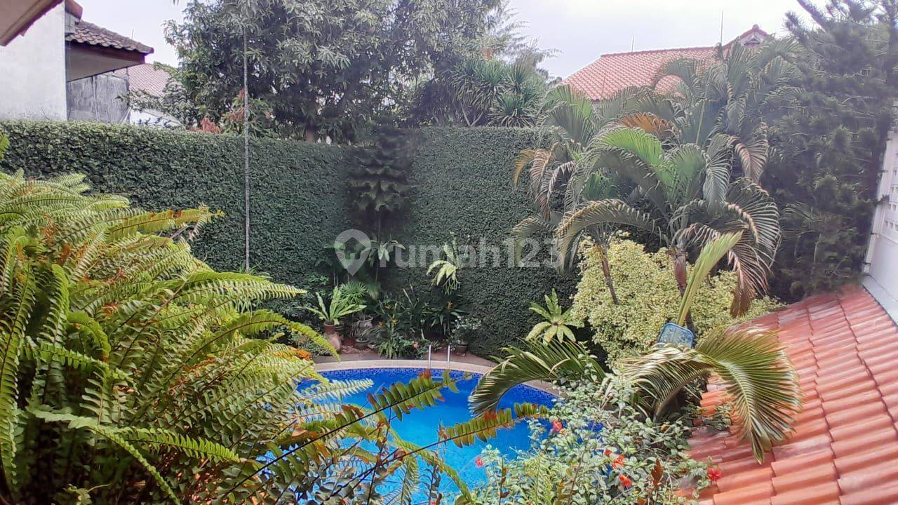Spacious Kemang House with Pool and Garden