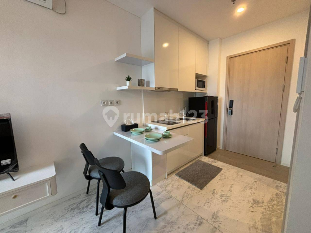 Luxurious Marble-Floored Apartment Near Schools and Malls