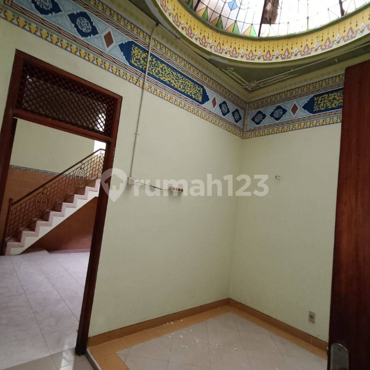 Large 5-Bedroom House with Parking in Rawamangun