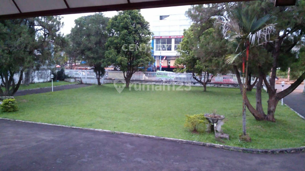 Spacious Classic House Near Bogor Station