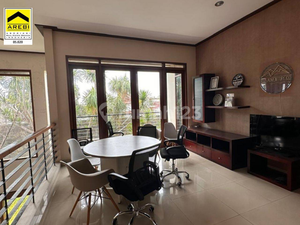 Spacious 6-Bedroom House with Garden in Setra Murni