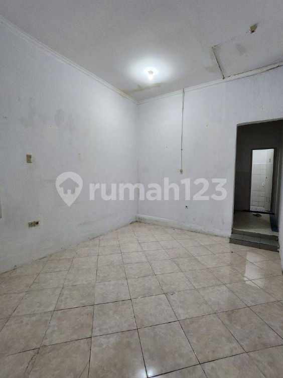 Spacious House with Carport in Rawamangun