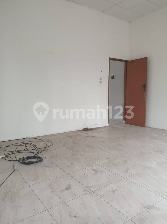Spacious Two-Story Commercial Building with 160m² Area