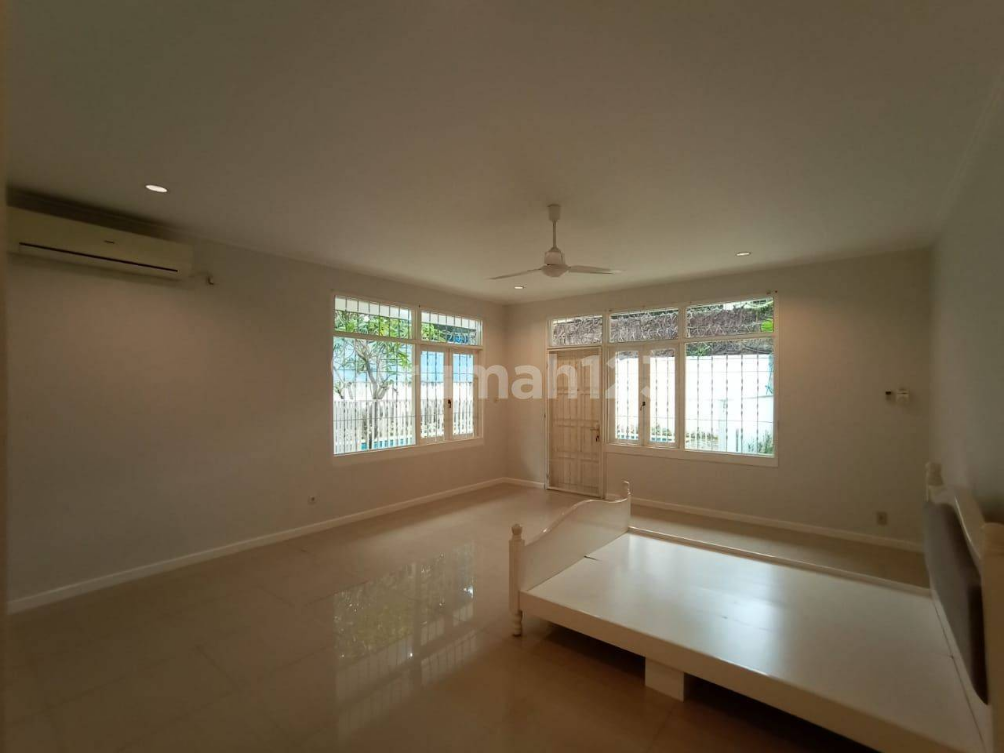 Luxury House with Garden and Pool in Jakarta Selatan
