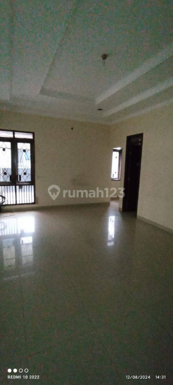 Spacious 4-Bedroom House with Balcony in Turangga