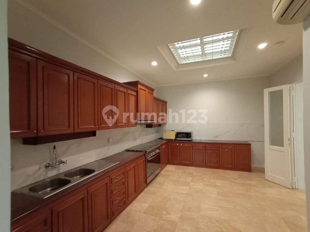 Luxury House with Garden and Pool in Jakarta Selatan