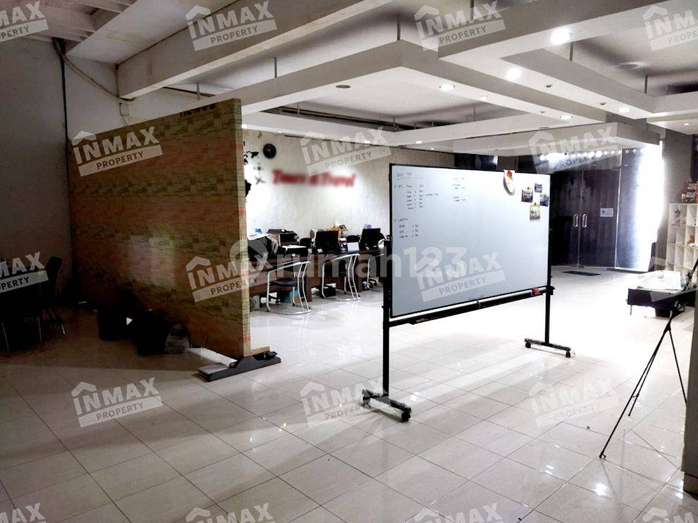 Spacious 2-Story Commercial Building in Blimbing Malang