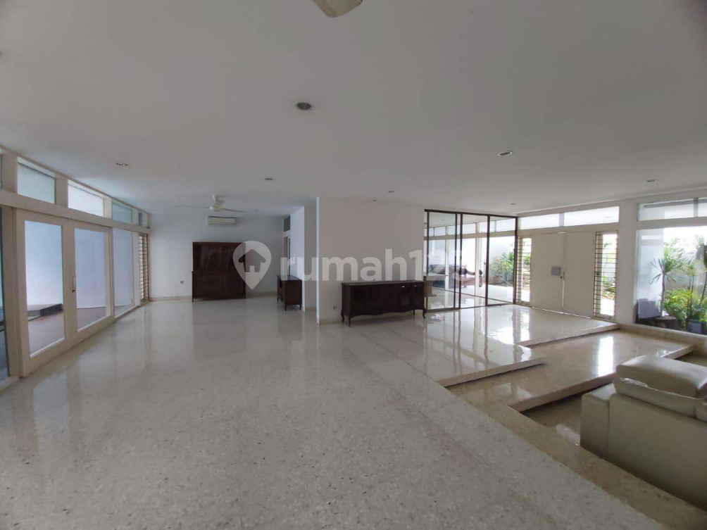Spacious 4-Bedroom Villa with Pool and Garden