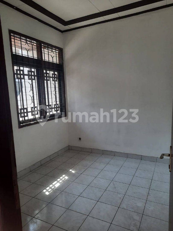 Comfortable 2-Bedroom House with Parking in Taman Cibaduyut