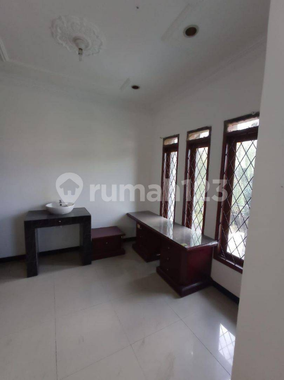 Spacious Semi-Furnished House with Garden