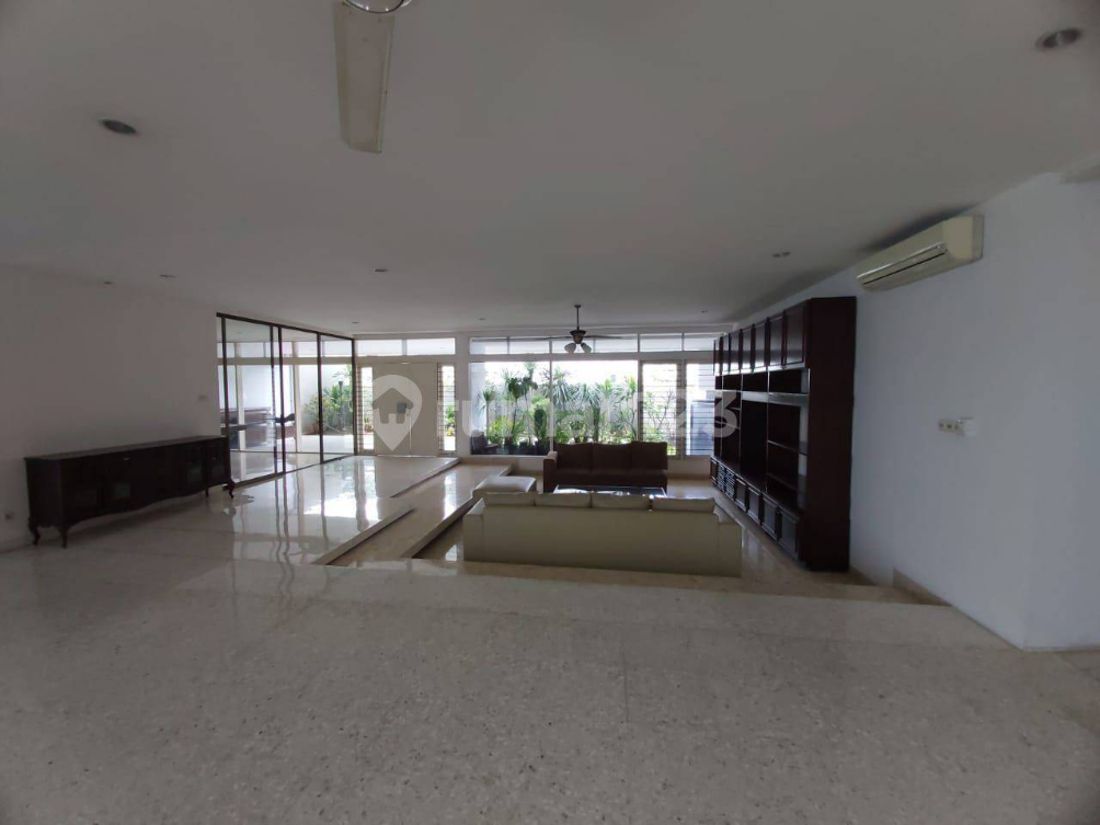 Spacious 4-Bedroom Villa with Pool and Garden