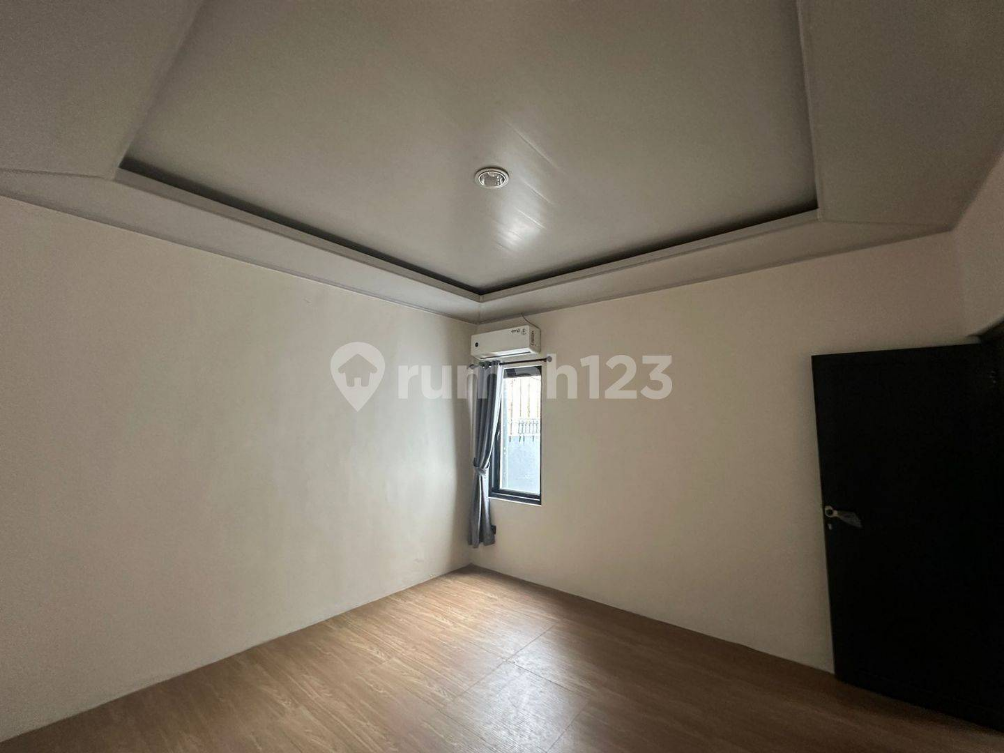 Modern 3-Bedroom Townhouse with Kitchen Set