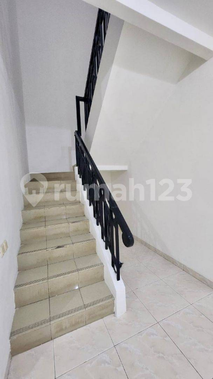 Spacious 5-Bedroom Townhouse with Modern Interior