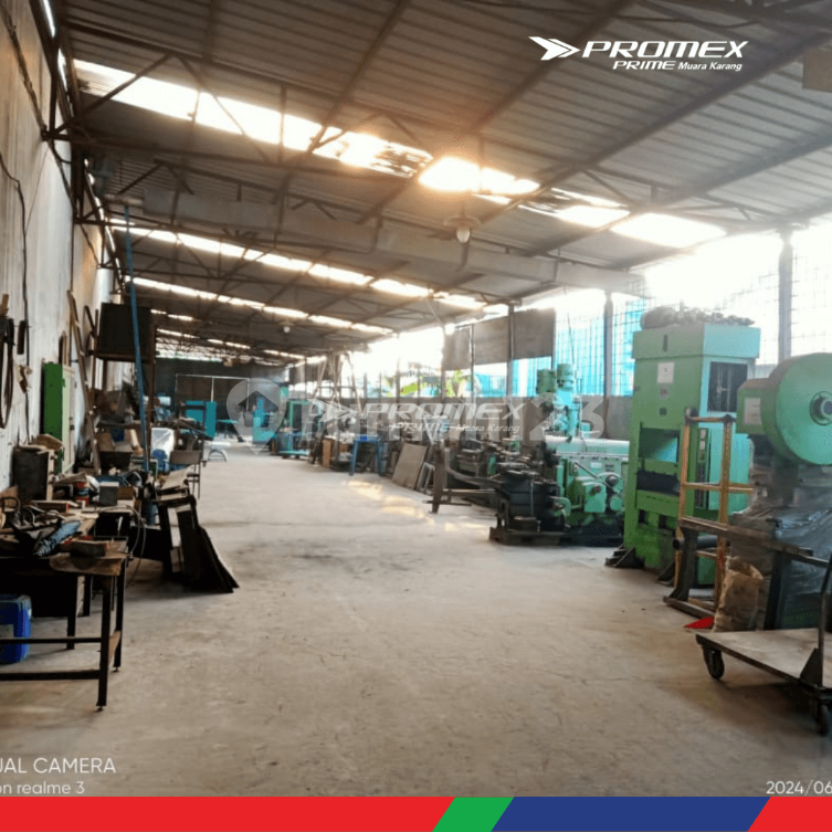 Spacious Industrial Warehouse with 2000m² Storage Space