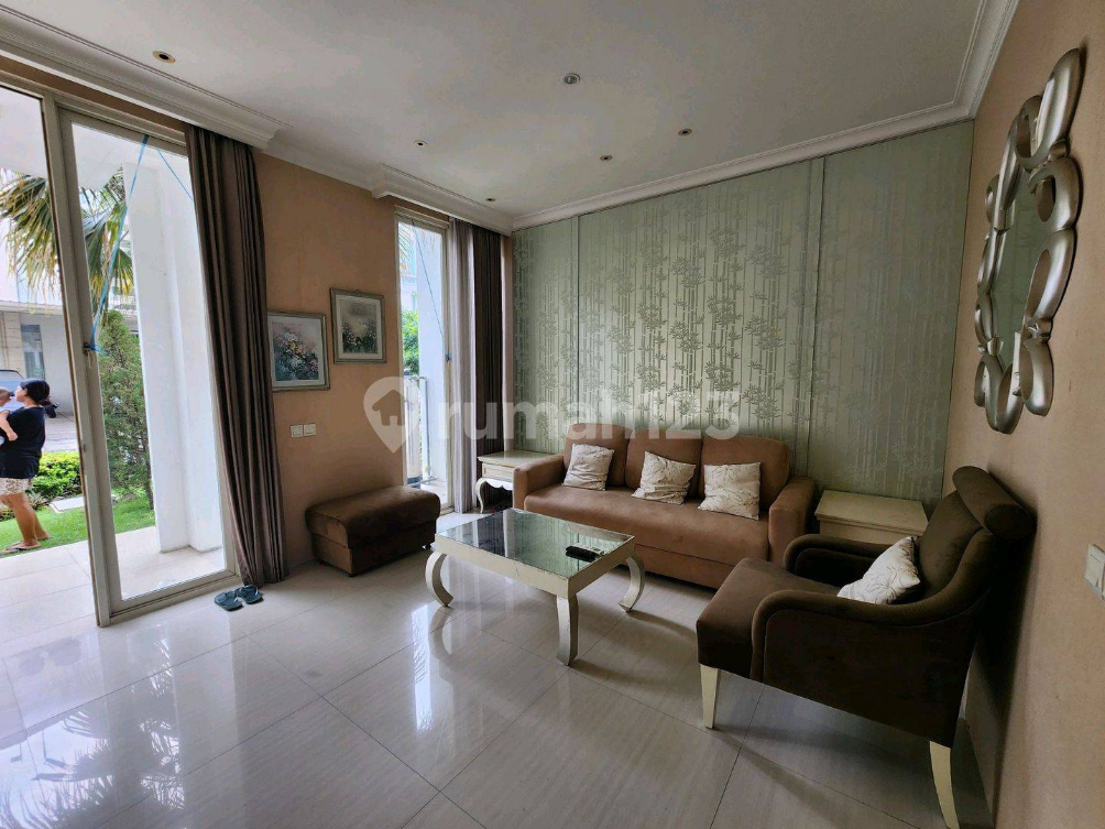 Luxurious 3-Story Ritz Embassy House with Garden