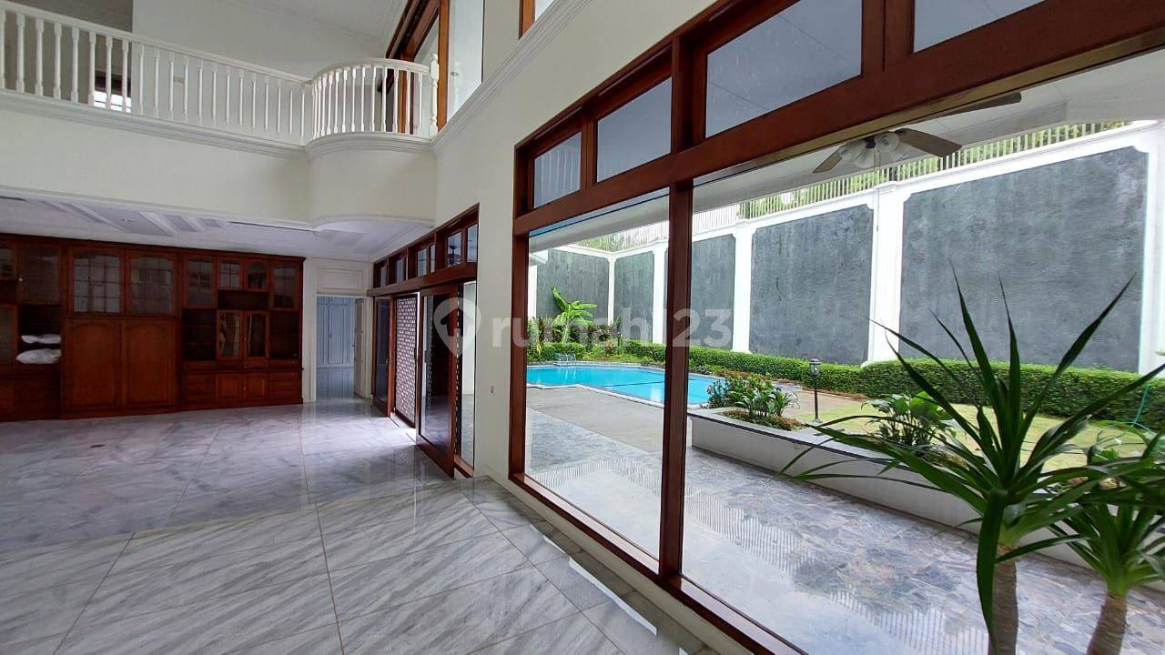 Luxurious Villa with Pool and Garden