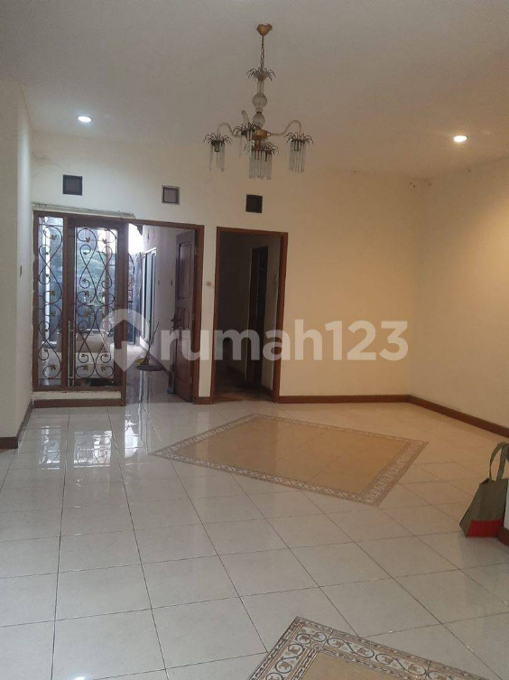 Spacious 4-Bedroom House with Modern Kitchen
