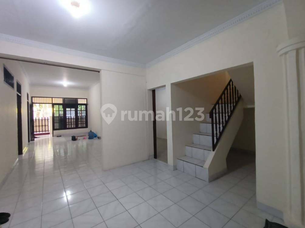 Spacious House with Garden Facing Park in Tebet