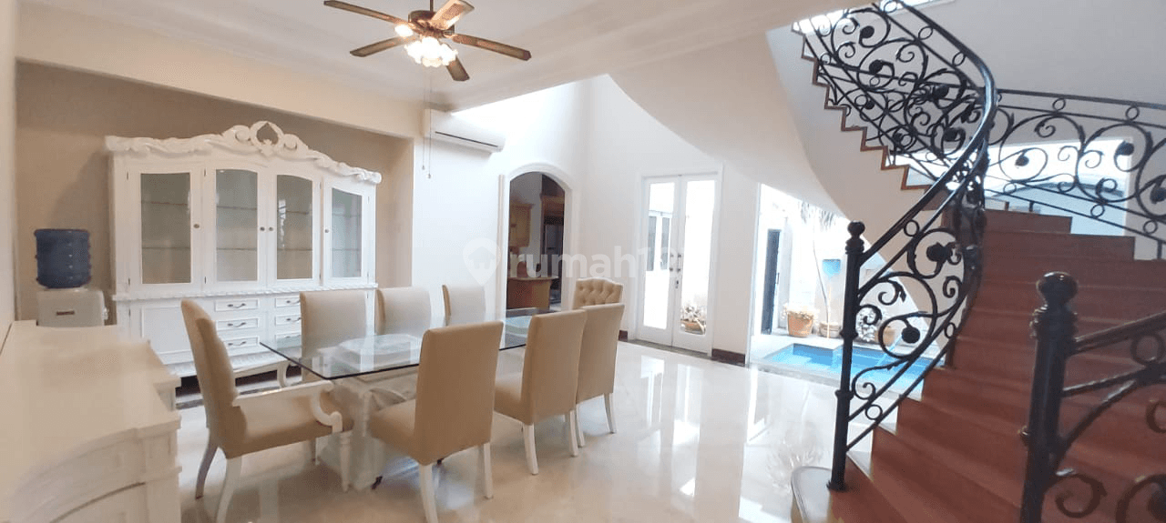 Luxurious Villa with Pool Near JIS