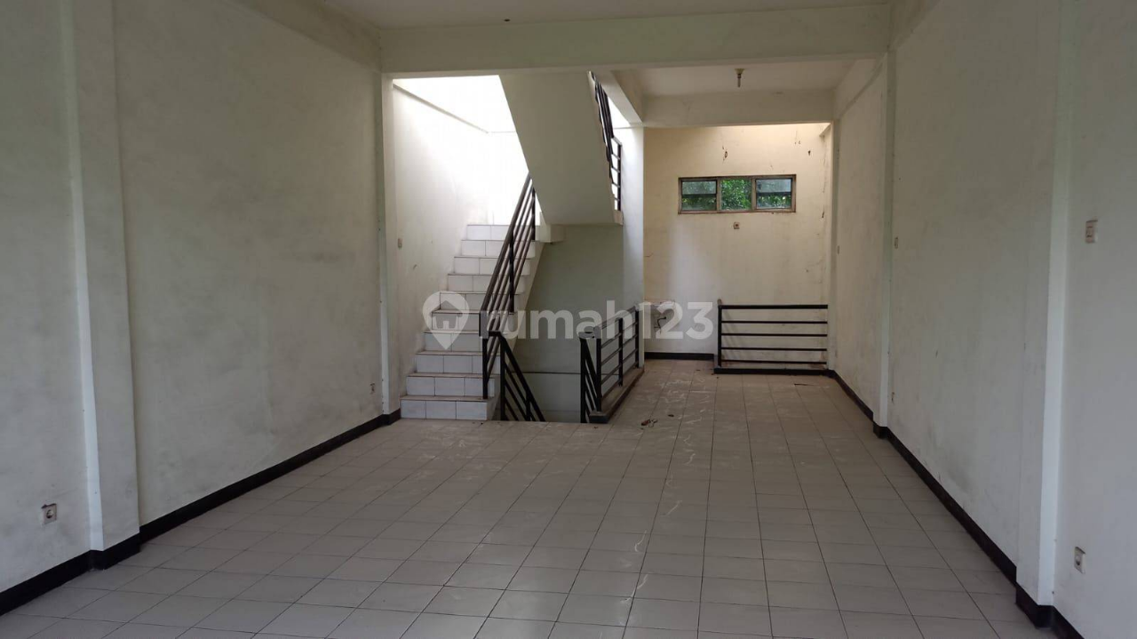 Strategic 3-Floor Commercial Space Near Pasar Turi
