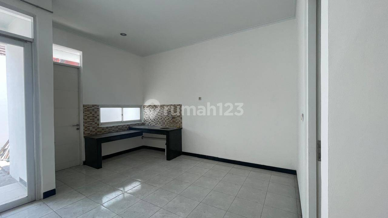 Spacious 3-Bedroom House with Garden Access