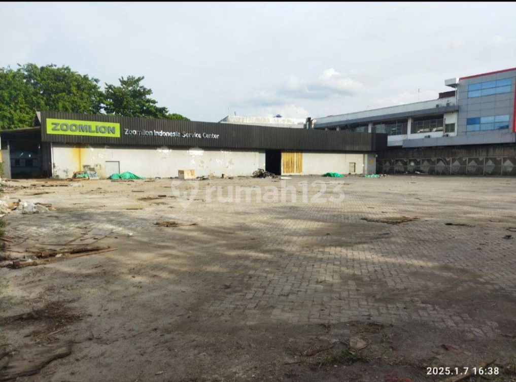 Large Commercial Warehouse Space with Parking