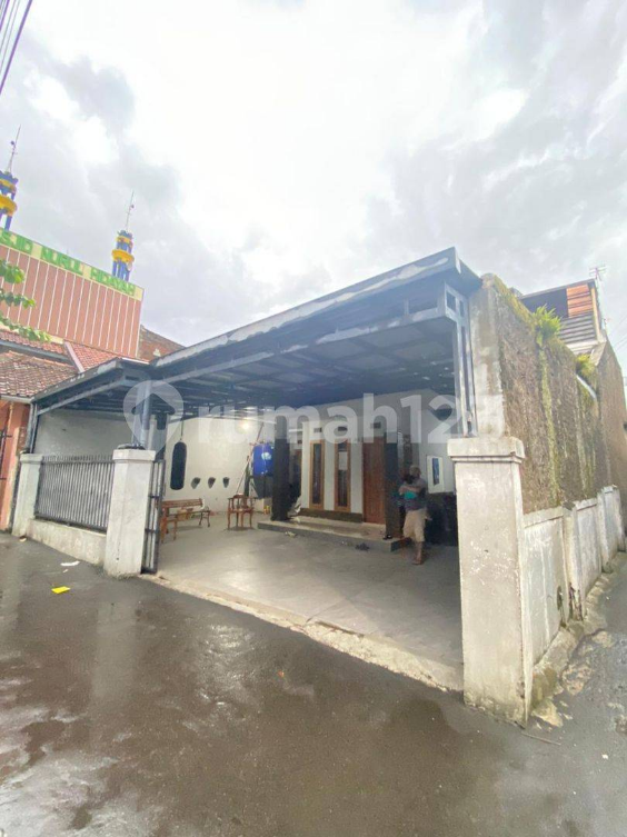 Spacious 4 Bedroom Townhouse with Carport