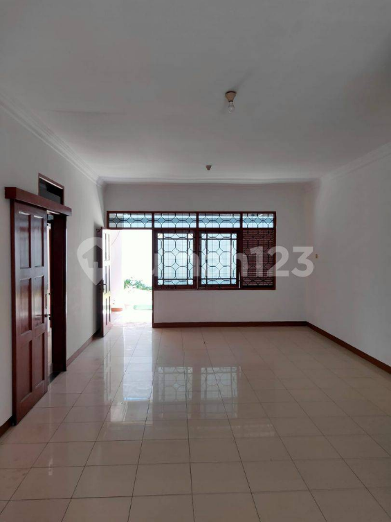 Spacious Two-Story House with Garden and Parking
