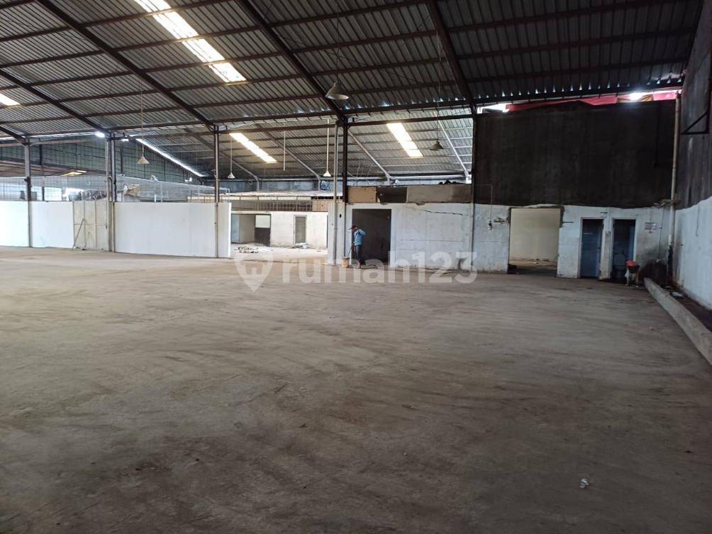 Spacious Industrial Warehouse with Container Access