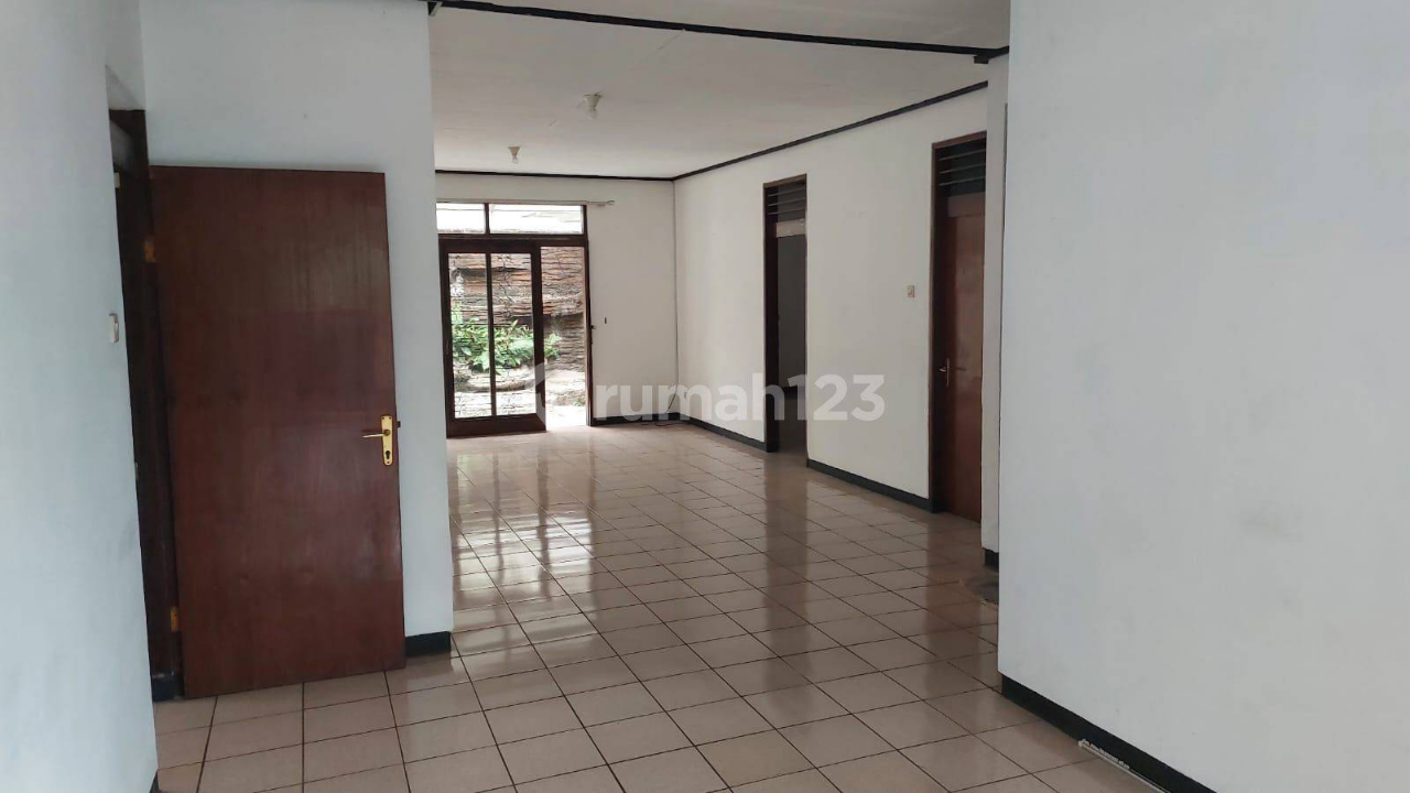 Spacious House with 5 Bedrooms and Garden