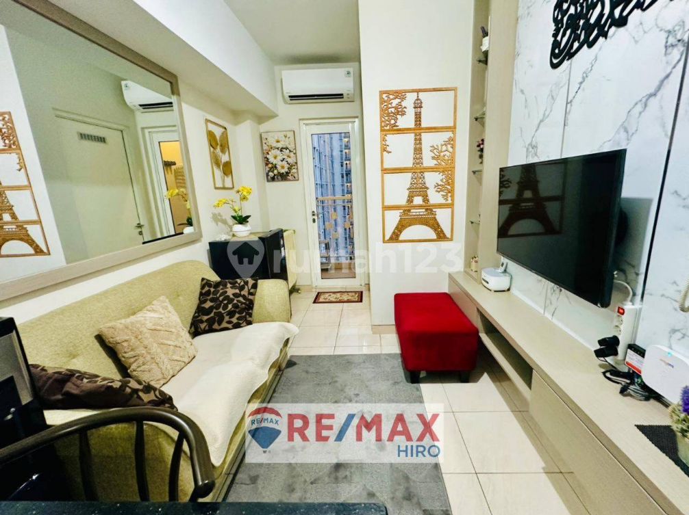 Modern Studio Apartment with Parisian Theme Decor