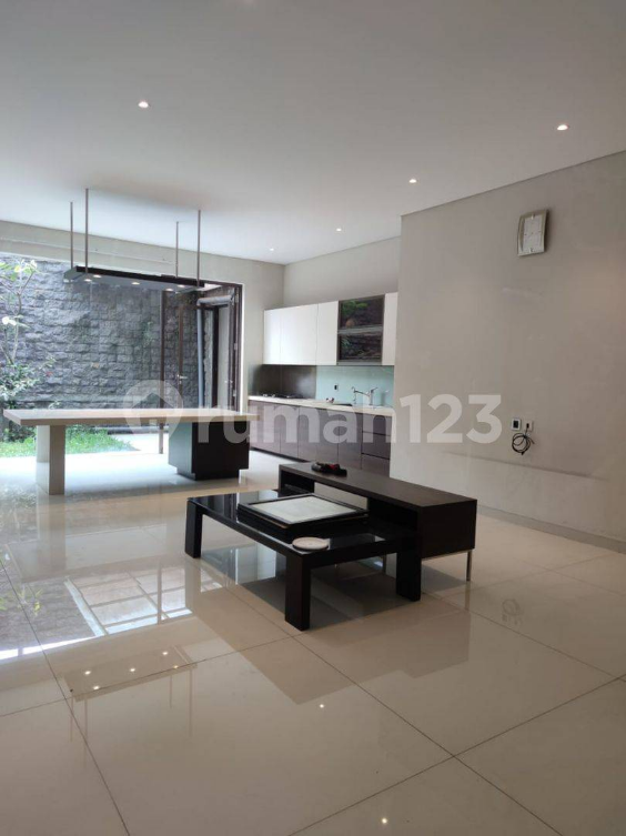 Luxurious 6-Bedroom House with Garden in Pasteur