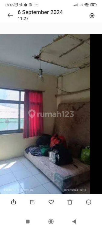 8-Room Property with Garage in Quiet Area