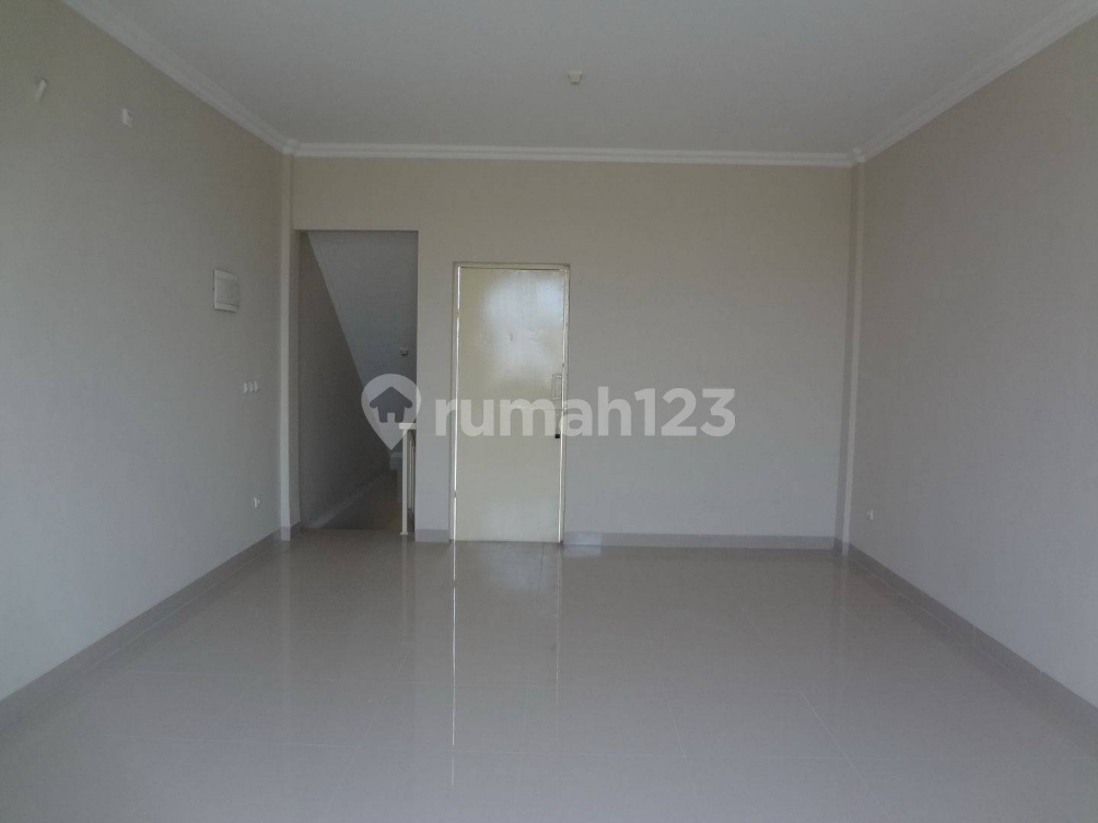 Spacious 3.5 Floor Townhouse with Dual Carport