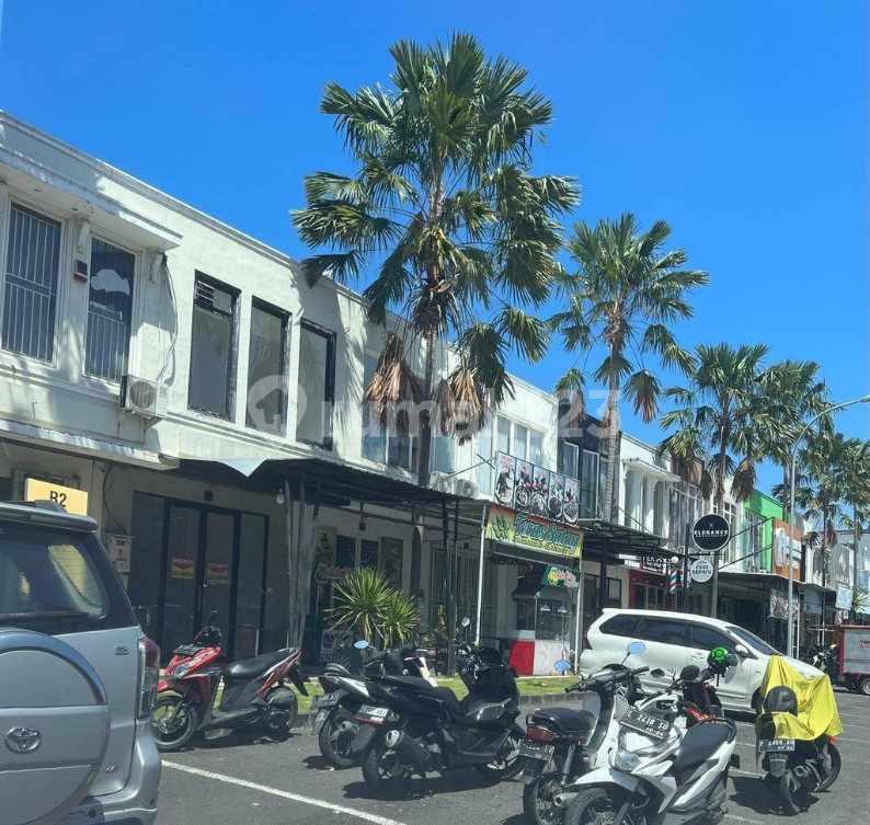 Modern 2-Story Commercial Space with Palm Trees