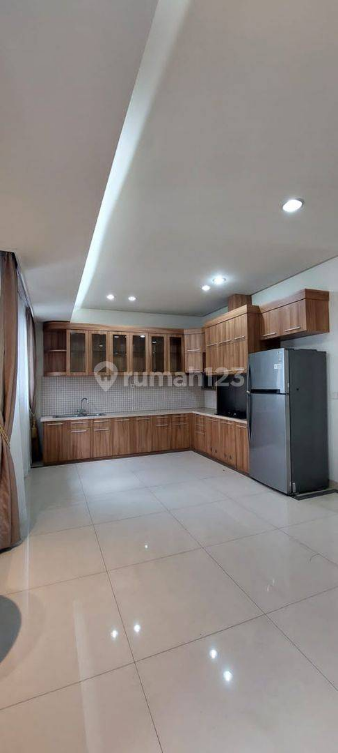 Spacious Modern Villa with Garden and Pool