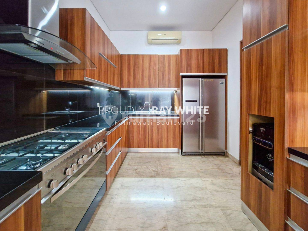 Luxurious 4-Bedroom House with Pool in Cipete