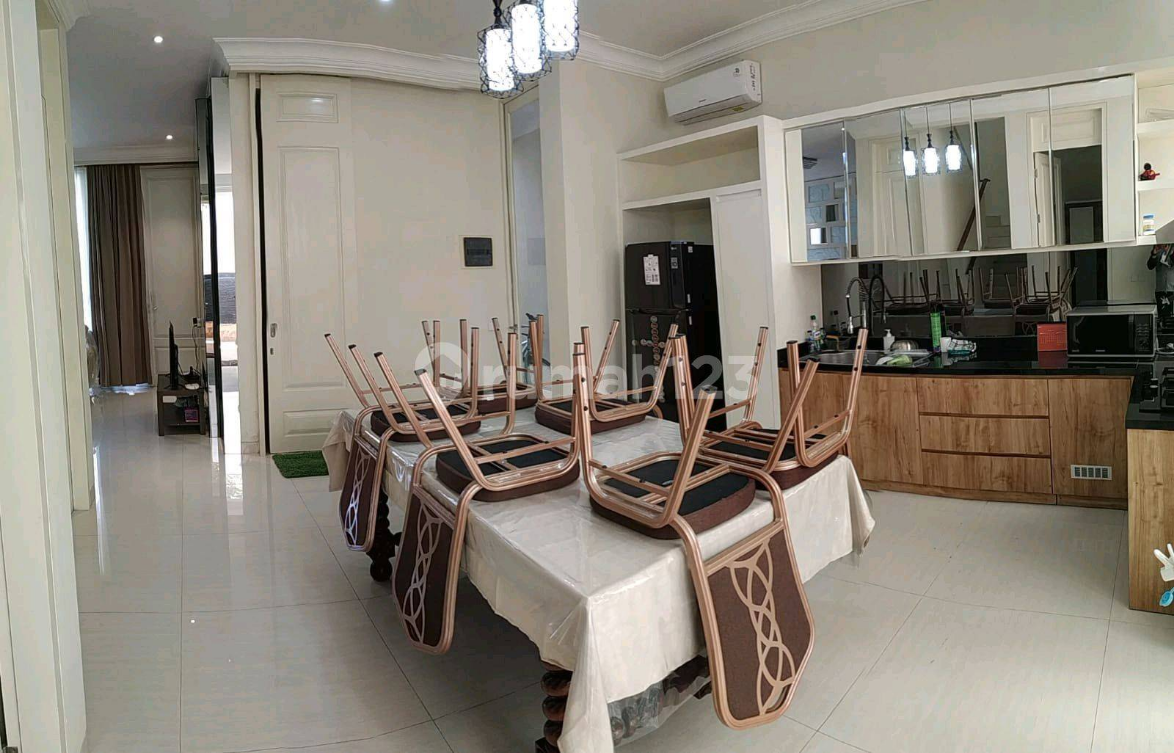 Spacious 4BR Larizwood House in Pakuwon Indah
