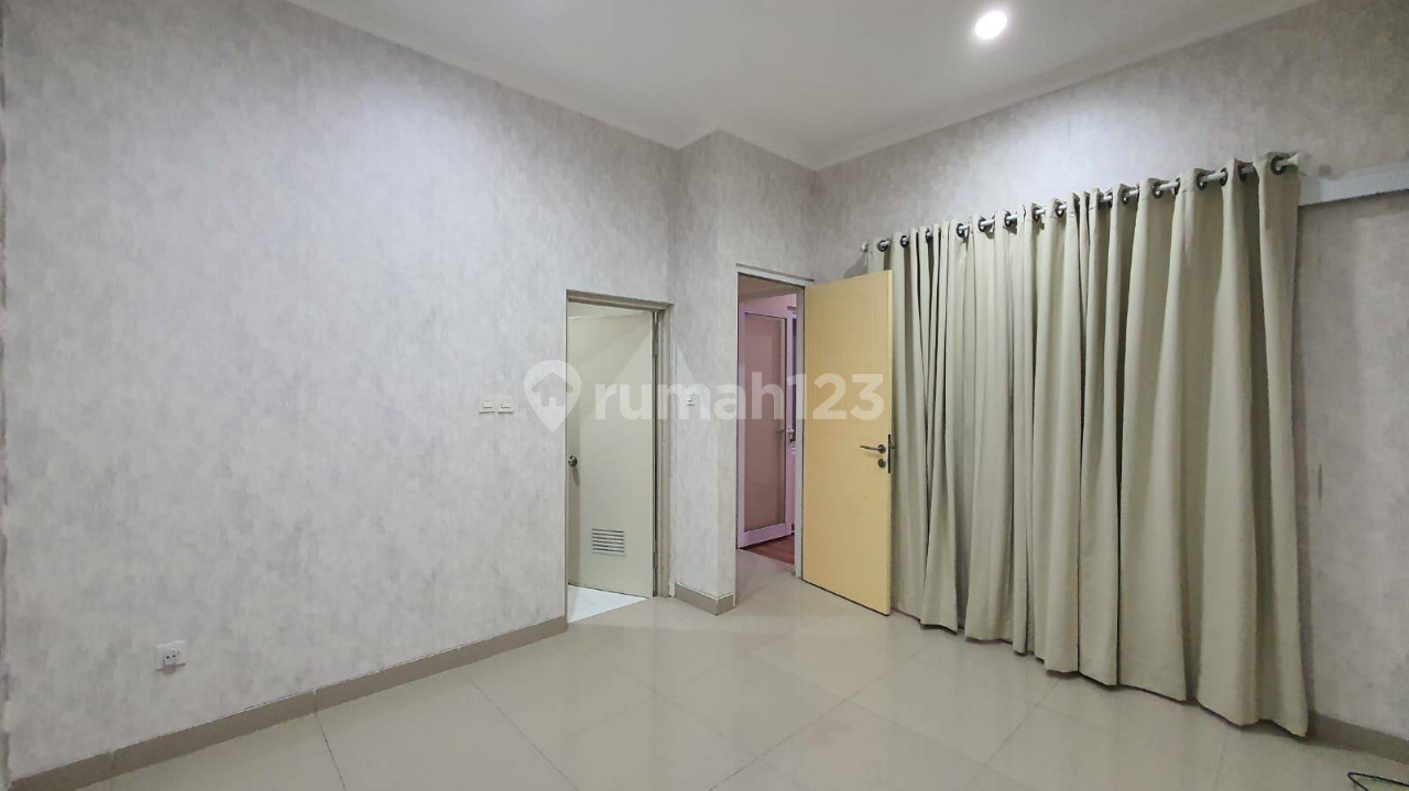 Spacious 1.5-Story House Near Mall with Garden