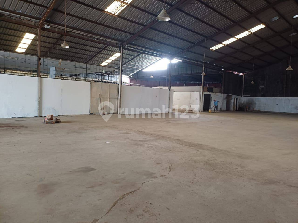 Spacious Industrial Warehouse with Container Access