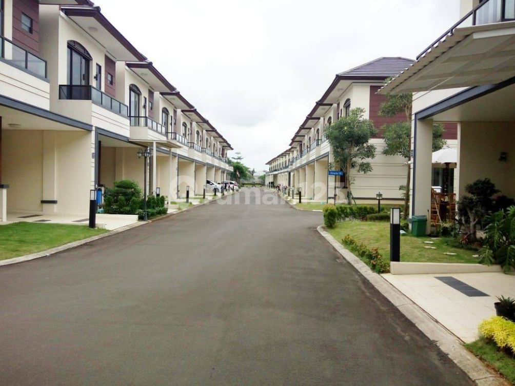 Modern Two-Story Townhouse in Quiet Residential Complex