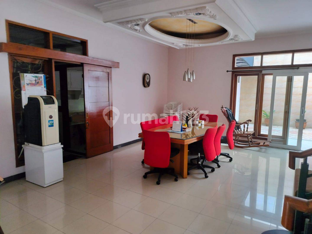 Spacious 5-Bedroom House with Modern Amenities